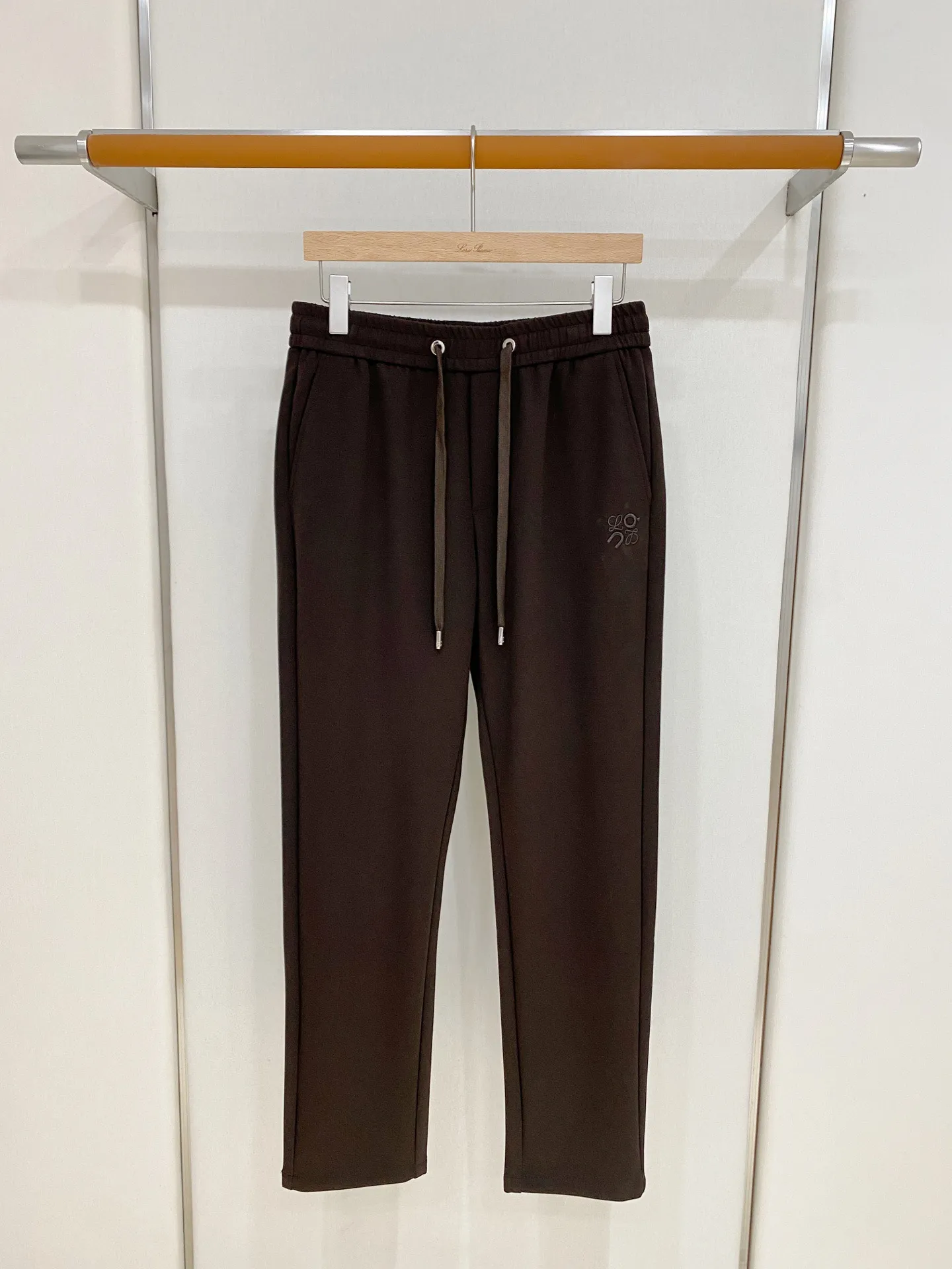 Loewe x Angpa 2026 Autumn and Winter New Arrival Casual Pants Fabric: Modal air layer cotton knitted fabric, soft to the touch, crisp in drape, comfortable and warm on the upper body. Style: straight cut with drawstring elastic waist, loose and neat, small embroidery embellishment, diagonal pockets, to accommodate leg shape. Color: Dark brown, navy blue and black, three colors, calm and high-end, suitable for all kinds of tops, suitable for commuting and leisure. Sizes:M-4XL